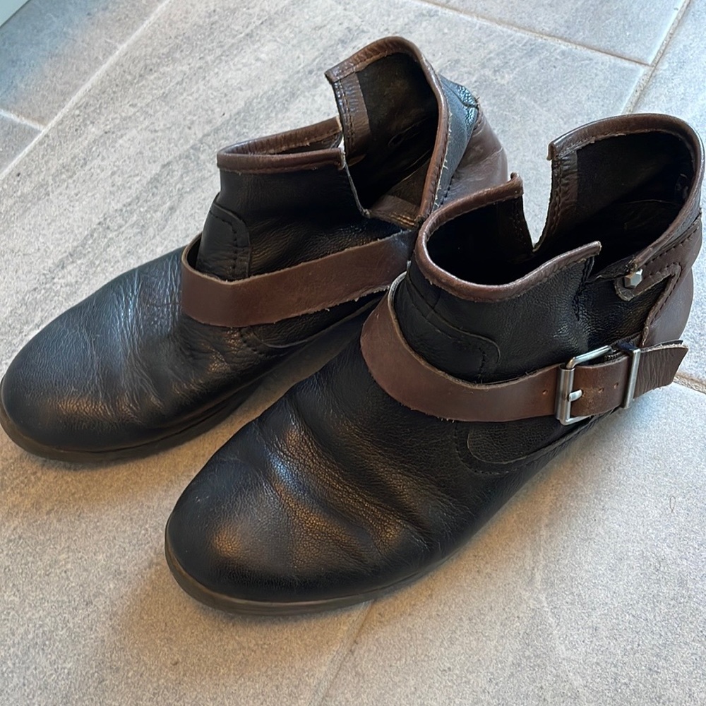 BCBG ankle boots flat